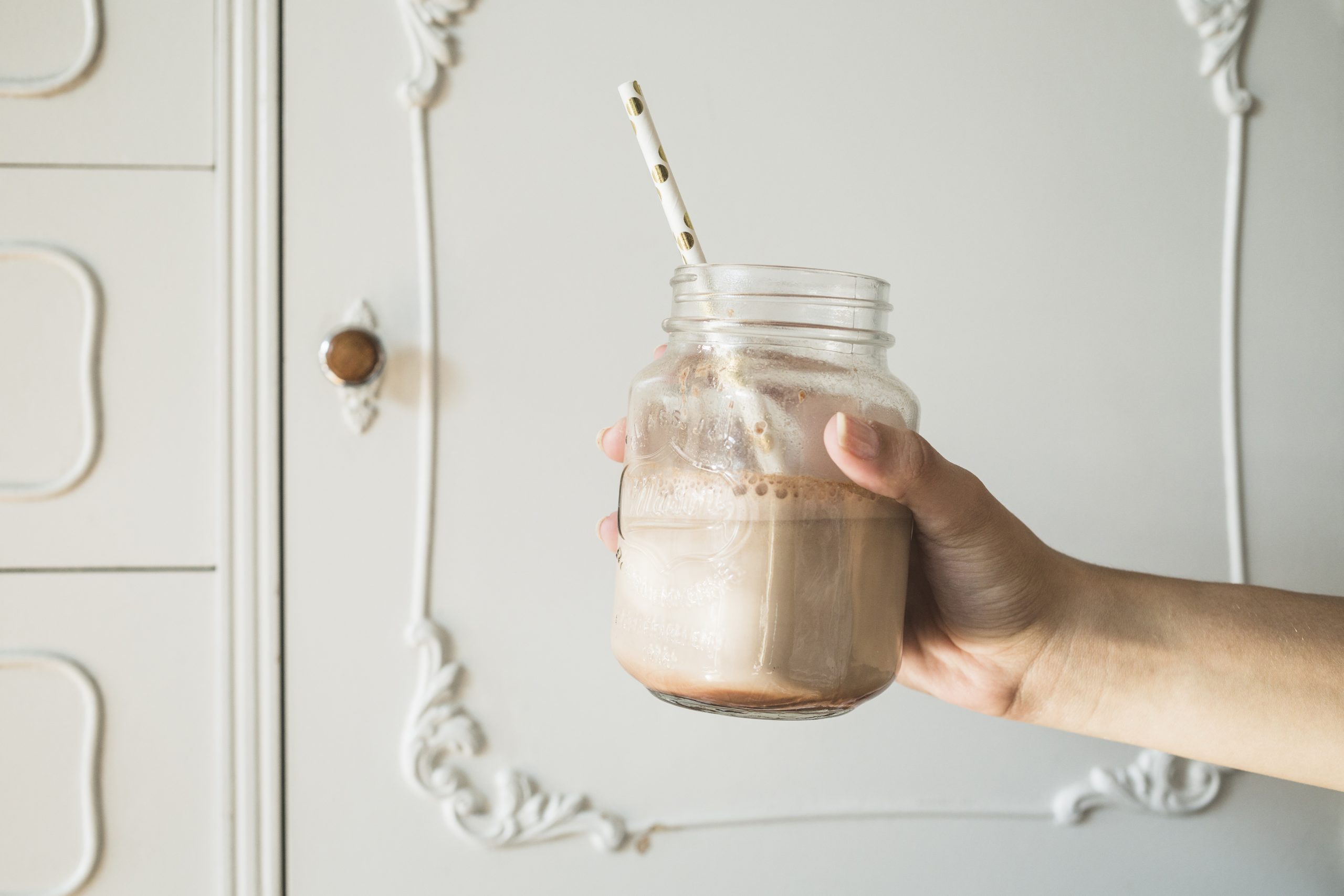 mano de cultivo con bebida caliente